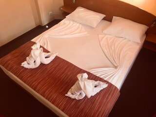 Отель Family Hotel Deja Vu Равда Двухместный номер с 1 кроватью или 2 отдельными кроватями-2